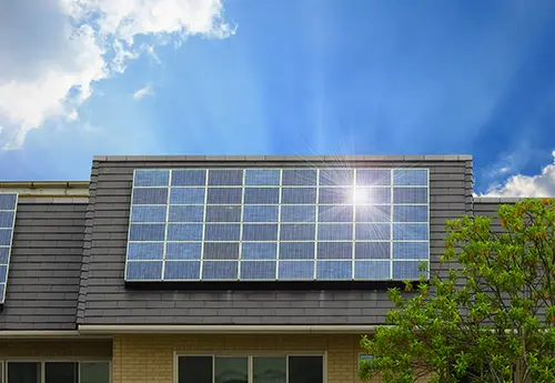 Panneaux photovoltaïque sur le toit d'une maison individuelle