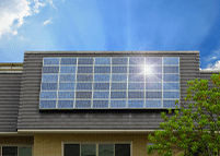 Panneaux photovoltaïque sur le toit d'une maison individuelle
